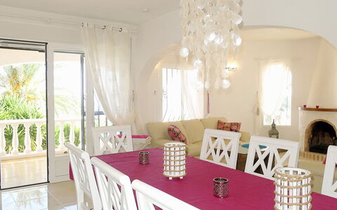 Avalon: Kamer, Eigendom, Eetkamer, Meubilair, Roze, Interieur Ontwerp, Tafel, Plafond, Huis, Gebouw