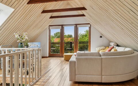Mirija - 350M from the Sea: Hout, Huis, Veranda, Dek, Hardwood, Dak, Beits, Houten Vloer, Eco Hotel