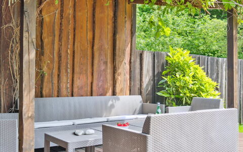 Mirija - 350M from the Sea: Hout, Huis, Veranda, Dek, Hardwood, Dak, Beits, Houten Vloer, Eco Hotel