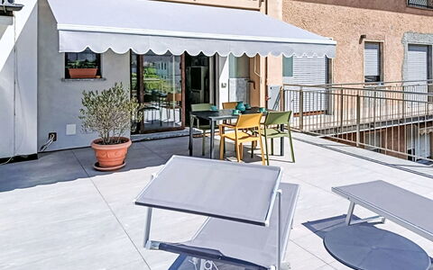 Piateda Terrace: Meubilair, Tafel, Stoel, Buitenmeubels, Schaduw, Luifel, Buitentafel, Restaurant, Balkon, Outdoor Structuur