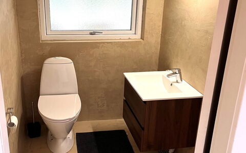 Aiko - 1.8Km from the Sea: Wc Bril, Flooring, Verdieping, Loodgieterswerkinrichting, Toilet, Hout, Badkamer, Interieur Ontwerp, Loodgieter, Wastafel