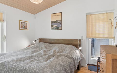 Aiko - 1.8Km from the Sea: Meubilair, Bed, Slaapkamer, Interieur Ontwerp, Bedding, Laken, Hout, Verdieping, Plafond, Flooring