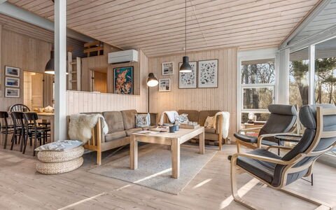 Åse - 1.3Km from the Sea: Meubilair, Hout, Interieur Ontwerp, Flooring, Verdieping, Stoel, Kamer, Plafond, Woonkamer, Appartement