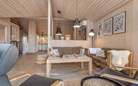 Åse - 1.3Km from the Sea: Meubilair, Hout, Interieur Ontwerp, Flooring, Verdieping, Stoel, Kamer, Plafond, Woonkamer, Appartement
