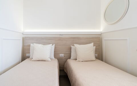 La Casa di Connie: Verdieping, Flooring, Interieur Ontwerp, Slaapkamer, Kamer, Plafond, Bed, Linens, Laken, Bedding