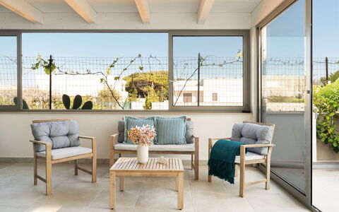 La Casa di Connie: Meubilair, Buitenmeubels, Hout, Stoel, Tafel, Verdieping, Flooring, Bloempot, Interieur Ontwerp, Buitentafel