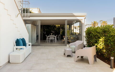 La Casa di Connie: Meubilair, Verdieping, Flooring, Buitenmeubels, Stoel, Huis, Bloempot, Schaduw, Kamerplant, Outdoor Structuur