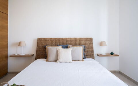 Villa Vitalis: Bed, Bedding, Meubilair, Slaapkamer, Laken, Interieur Ontwerp, Linens, Hout, Verdieping, Flooring