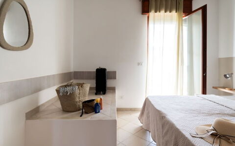 Villa Vitalis: Flooring, Hout, Verdieping, Interieur Ontwerp, Meubilair, Verlichting, Plafond, Kamer, Slaapkamer, Bed
