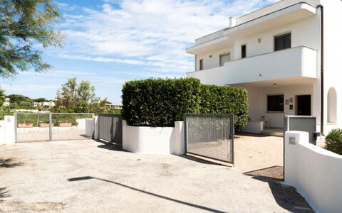 Villa Vitalis: Architectuur, Woongebied, Huis, Landgoed, Beton, Balkon, Schaduw, Landscaping, Poort, Oprit