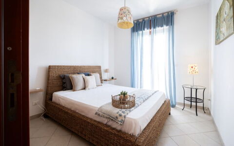 Villa Vitalis: Bed, Meubilair, Bedding, Slaapkamer, Interieur Ontwerp, Laken, Verdieping, Flooring, Hout, Linens