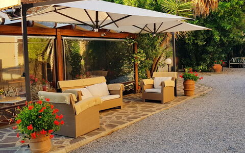 Appartamento Girasole Seaside and Pool: Meubilair, Bloempot, Buitenmeubels, Schaduw, Paraplu, Stoel, Buitentafel, Tuin, Outdoor Structuur