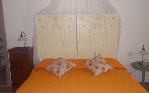 Appartamento Girasole Seaside and Pool: Bed, Meubilair, Slaapkamer, Bedding, Laken, Hout, Linens, Interieur Ontwerp, Geel, Verdieping