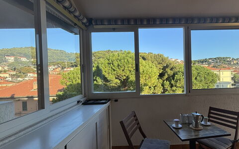 A Due Passi dal Mare, Terrazza, Pet Friendly: Meubilair, Stoel, Balkon, Glas, Schaduw, Buitenmeubels, Hardwood, Daylighting, Buitentafel, Outdoor Structuur