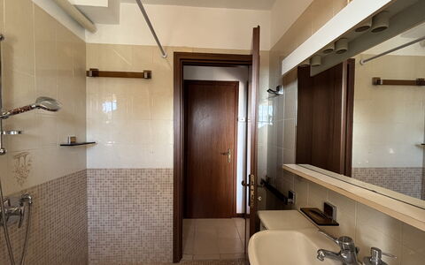 A Due Passi dal Mare, Terrazza, Pet Friendly: Wastafel In De Badkamer, Badkamer, Loodgieterswerkinrichting, Flooring, Wastafel, Interieur Ontwerp, Muur, Verdieping, Plafond, Spiegel