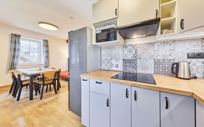 Růžová 5 101.5: Hout, Interieur Ontwerp, Flooring, Verdieping, Keuken, Plafond, Huis, Kamer, Countertop, Wastafel