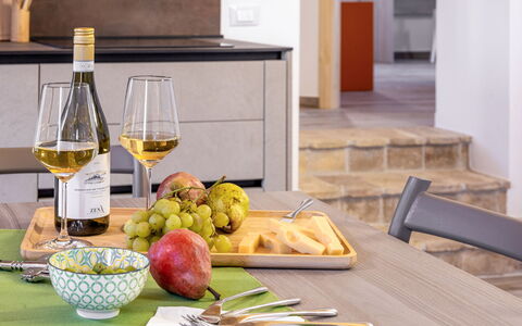 Zena Suite: Tableware, Meubilair, Tafel, Fruit, Fles, Voedsel, Serveware, Drinkware