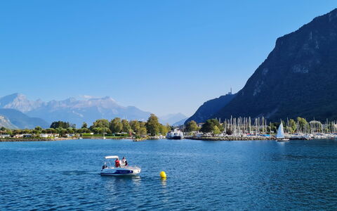 Les Perles du Lac: Water, Zwemwater, Boot, Berg, Watercraft, Waterweg, Waterloop, Kust En Oceanic Landvormen, Meer, Kanaal