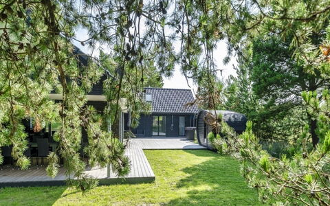 Locan - 1.2Km from the Sea: Gras, Struik, Huis, Groundcover, Tuin, Verblijf, Gazon, Landgoed, Schaduw, Boerderij