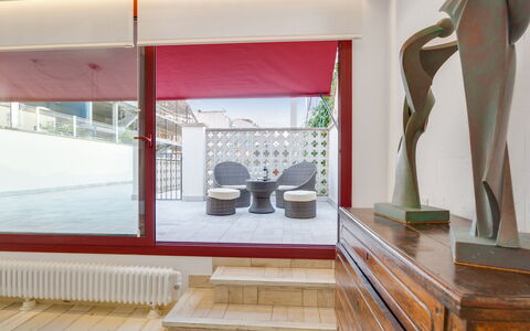 Bright & Artistic: Interieur Ontwerp, Flooring, Verdieping, Plafond, Appartement, Huis, Kamer, Raambekleding, Venster Behandeling, Stoel