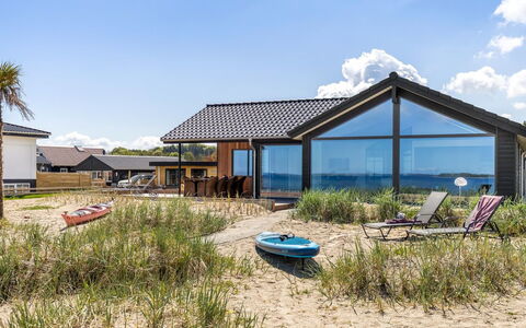 Catalina - 30M from the Sea: Meubilair, Hout, Interieur Ontwerp, Flooring, Verdieping, Stoel, Kamer, Plafond, Woonkamer, Appartement