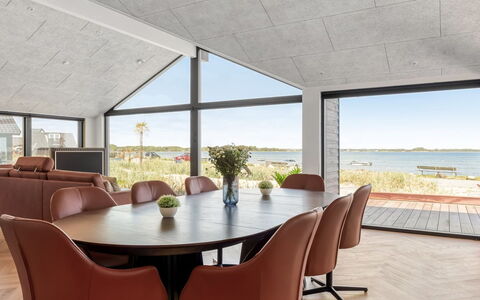Catalina - 30M from the Sea: Meubilair, Hout, Interieur Ontwerp, Flooring, Verdieping, Stoel, Kamer, Plafond, Woonkamer, Appartement
