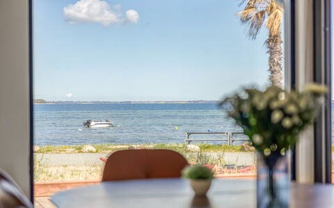 Catalina - 30M from the Sea: Meubilair, Hout, Interieur Ontwerp, Flooring, Verdieping, Stoel, Kamer, Plafond, Woonkamer, Appartement