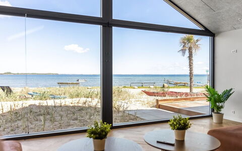 Catalina - 30M from the Sea: Meubilair, Hout, Interieur Ontwerp, Flooring, Verdieping, Stoel, Kamer, Plafond, Woonkamer, Appartement