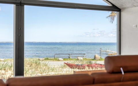 Catalina - 30M from the Sea: Meubilair, Hout, Interieur Ontwerp, Flooring, Verdieping, Stoel, Kamer, Plafond, Woonkamer, Appartement