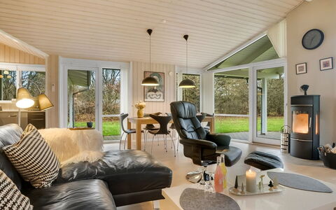 Hemfrith - 500M to the Fjord: Meubilair, Interieur Ontwerp, Bankstel, Hout, Plafond, Woonkamer, Flooring, Verdieping, Lichte Inrichting, Verlichting