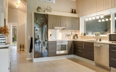 Hemfrith - 500M to the Fjord: Keuken, Interieur Ontwerp, Countertop, Meubilair, Flooring, Cabinetry, Toestel Van De Keuken, Lichte Inrichting, Hout, Plafond
