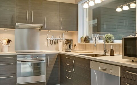 Hemfrith - 500M to the Fjord: Keuken, Meubilair, Countertop, Toestel Van De Keuken, Cabinetry, Interieur Ontwerp, Flooring, Major Appliance, Hout, Lichte Inrichting