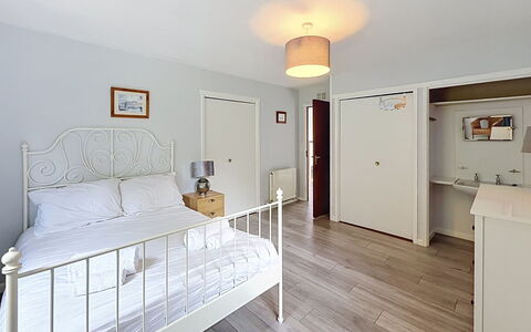 Greenaway: Bed, Meubilair, Interieur Ontwerp, Bedding, Slaapkamer, Verdieping, Flooring, Laken, Muur, Kamer