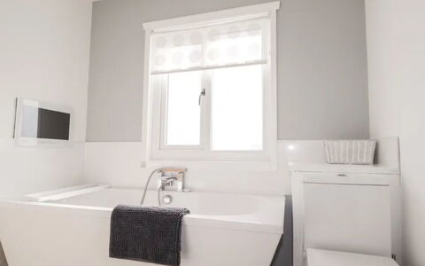 Greenaway: Flooring, Loodgieterswerkinrichting, Badkamer, Interieur Ontwerp, Hout, Verdieping, Loodgieter, Verlichting, Kraan, Meubilair