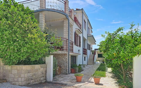 Trogir Okrug Gornji 257: Muur, Woongebied, Struik, Stedelijk Ontwerp, Balkon, Landgoed, Poort, Oprit, Hacienda, Landscaping