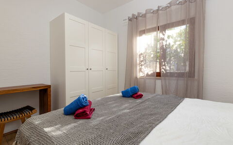 Trogir Okrug Gornji 257: Meubilair, Bed, Interieur Ontwerp, Slaapkamer, Verdieping, Muur, Flooring, Bedding, Laken, Hout