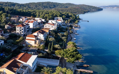 Trogir Okrug Gornji 257: Flooring, Loodgieterswerkinrichting, Badkamer, Interieur Ontwerp, Hout, Verdieping, Loodgieter, Verlichting, Kraan, Meubilair