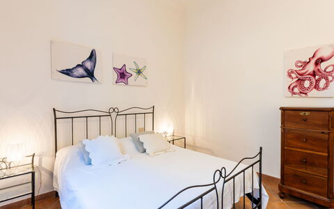 Villa Adriana: Bed, Slaapkamer, Bedding, Laken, Meubilair, Flooring, Verdieping, Interieur Ontwerp, Linens, Bed Frame