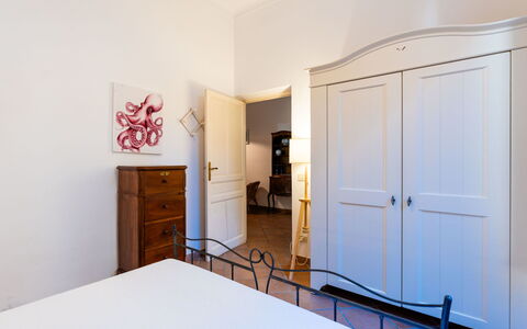 Villa Adriana: Meubilair, Bed, Slaapkamer, Interieur Ontwerp, Flooring, Hout, Verdieping, Laken, Bedding, Kamer