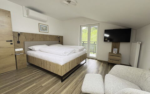 Sankt Jakob im Rosental 1: Hout, Slaapkamer, Bed, Huis, Bed Frame, Bedding, Laken, Hardwood, Appartement, Beits