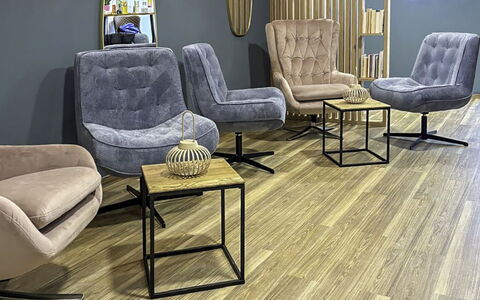 Sankt Jakob im Rosental 1: Meubilair, Flooring, Interieur Ontwerp, Houten Vloer, Hout, Verdieping, Laminaatvloer, Woonkamer, Stoel, Verlichting