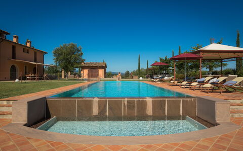 Villa Peccioli: Zwembad, Toevlucht, Landgoed, Eco Hotel, Hacienda, Landscaping, Boerderij, Villa, Ligstoel, Buitenmeubels
