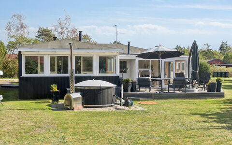Haralde - 1.4Km from the Sea: Meubilair, Buitenmeubels, Tableware, Tafel, Drinkware, Stoel, Buitentafel, Voedsel, Fles