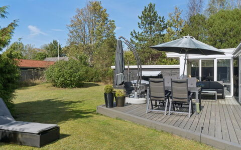 Haralde - 1.4Km from the Sea: Meubilair, Buitenmeubels, Tableware, Tafel, Drinkware, Stoel, Buitentafel, Voedsel, Fles