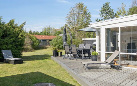 Haralde - 1.4Km from the Sea: Meubilair, Buitenmeubels, Tableware, Tafel, Drinkware, Stoel, Buitentafel, Voedsel, Fles