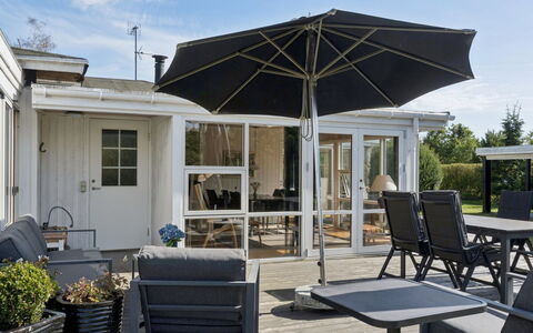 Haralde - 1.4Km from the Sea: Meubilair, Buitenmeubels, Tableware, Tafel, Drinkware, Stoel, Buitentafel, Voedsel, Fles