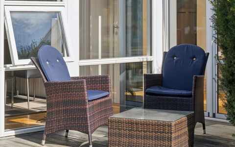 Haralde - 1.4Km from the Sea: Meubilair, Buitenmeubels, Tableware, Tafel, Drinkware, Stoel, Buitentafel, Voedsel, Fles