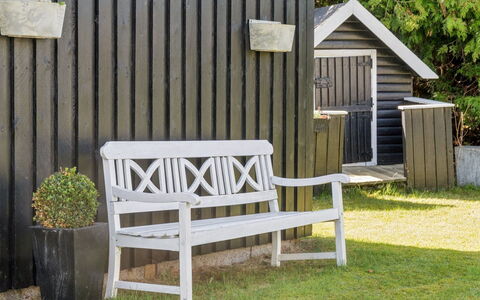 Haralde - 1.4Km from the Sea: Meubilair, Buitenmeubels, Tableware, Tafel, Drinkware, Stoel, Buitentafel, Voedsel, Fles