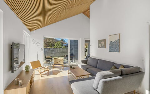 Gudrid - 400M from the Sea: Plafond, Interieur Ontwerp, Verdieping, Bankstel, Woonkamer, Hardwood, Houten Vloer, Plank, Beits