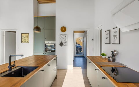 Gudrid - 400M from the Sea: Keuken, Flooring, Countertop, Interieur Ontwerp, Hout, Toestel Van De Keuken, Plafond, Verdieping, Cabinetry, Meubilair